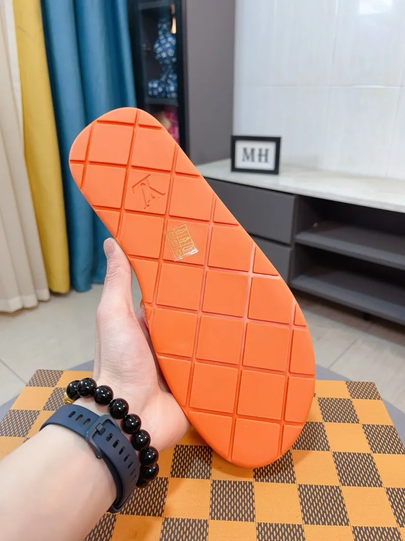 Men's shoes 💰340🌹🌹 (lv-Louis Vuitton) New men's slippers, high-end boutique, exquisite embossed logo decoration on the upper, fine workmanship, super soft soles, casual, loose and comfortable, a must-have in summer! \nsize：38-44